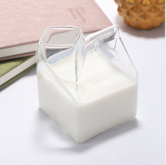 স্বচ্ছ কাচের কাপ দিয়ে তৈরি সবচেয়ে সুন্দর পানীয়