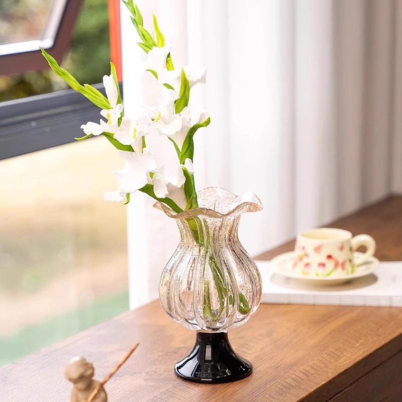 বিলাসবহুল সোনার ফ্লেকড ভিনটেজ-স্টাইলের লম্বা কাচের দানি